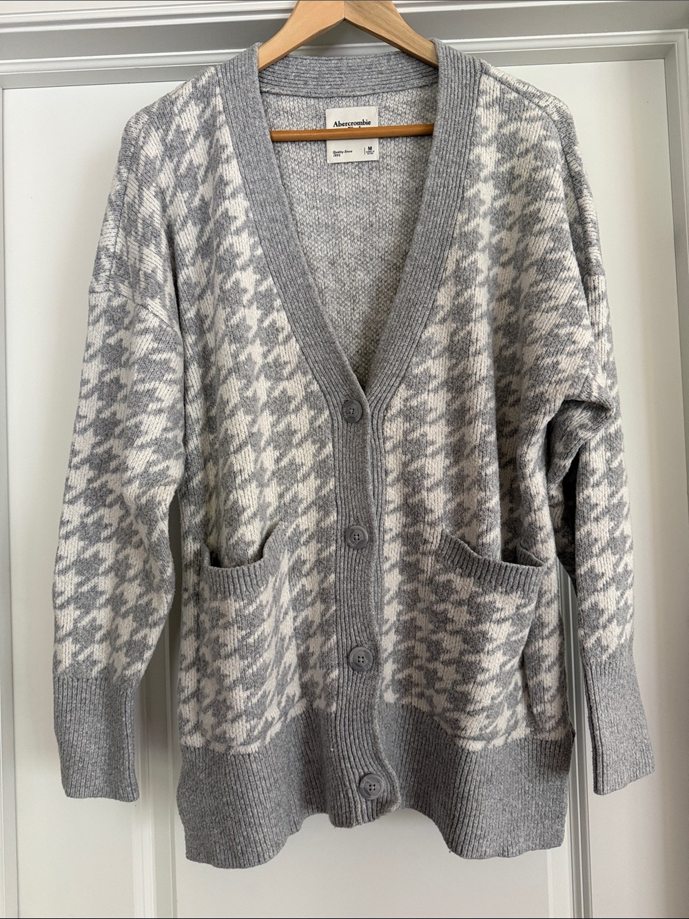 Abercrombie & Fitch Gray and Cream Houndstooth V-Neck Cardigan